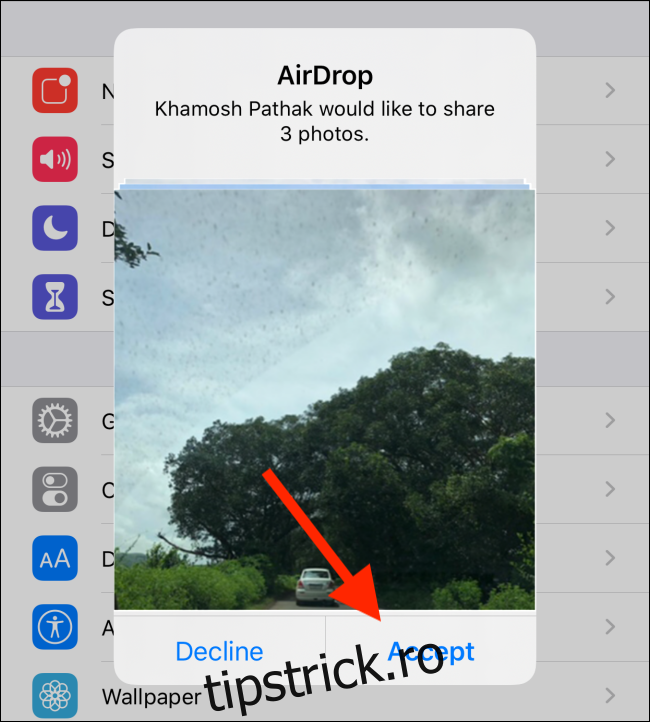 O solicitare AirDrop de a partaja fotografii;  contactul tău trebuie să atingă 