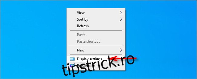 Faceți clic dreapta pe desktop și selectați 